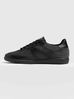 Sneakers|Shoes|Saint and Sofia Broadway Sneaker - Black