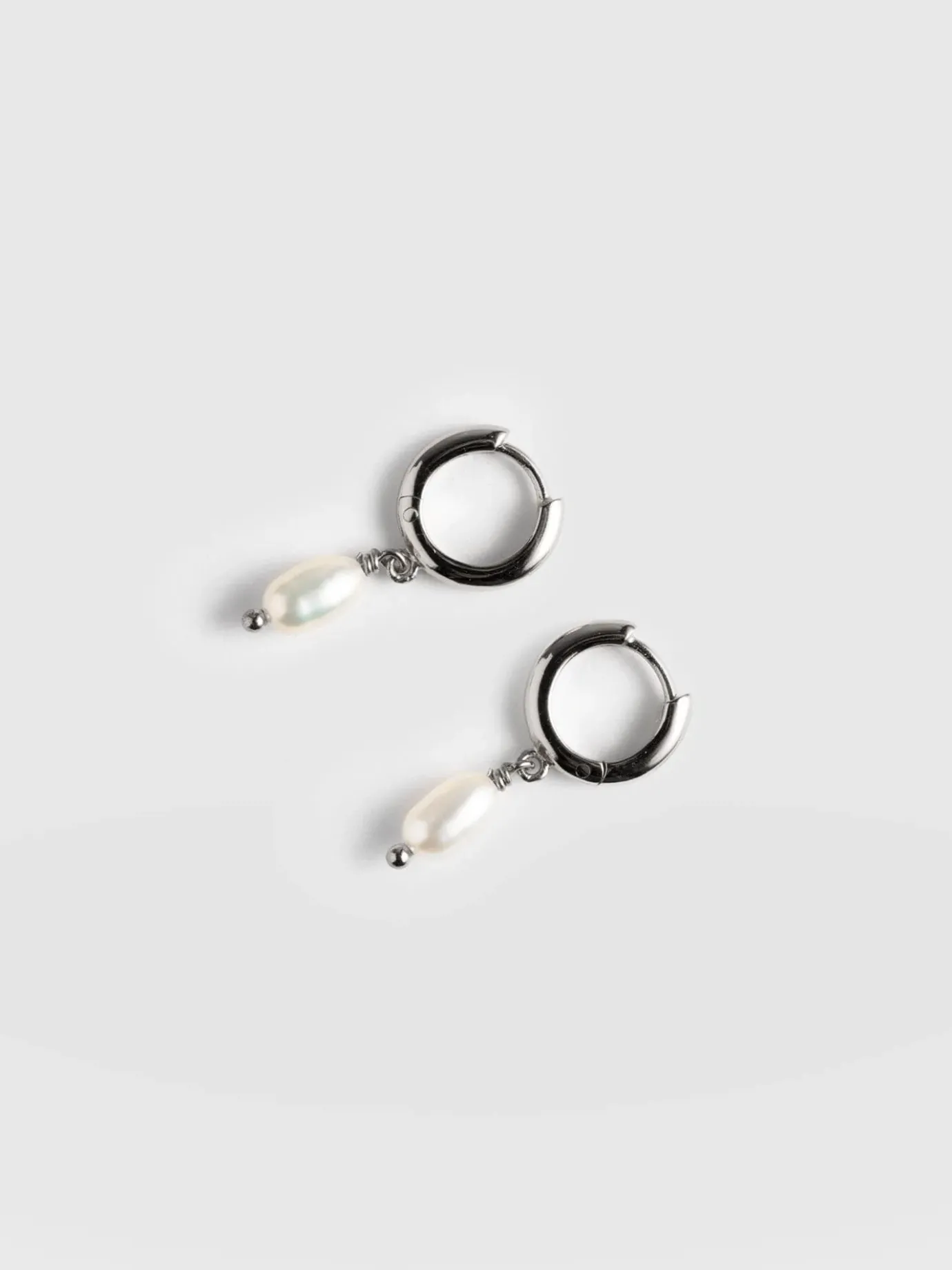 Silver Jewelry|Jewelry|Saint and Sofia Jacqueline Pearl Huggie Earrings - Silver